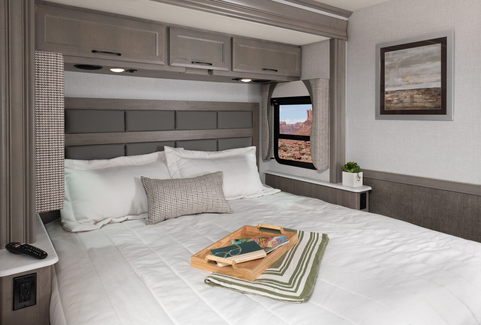bed_bounder_calico-decor-roasted-almond-cabinetry_dsc6274_lr-1597x1080